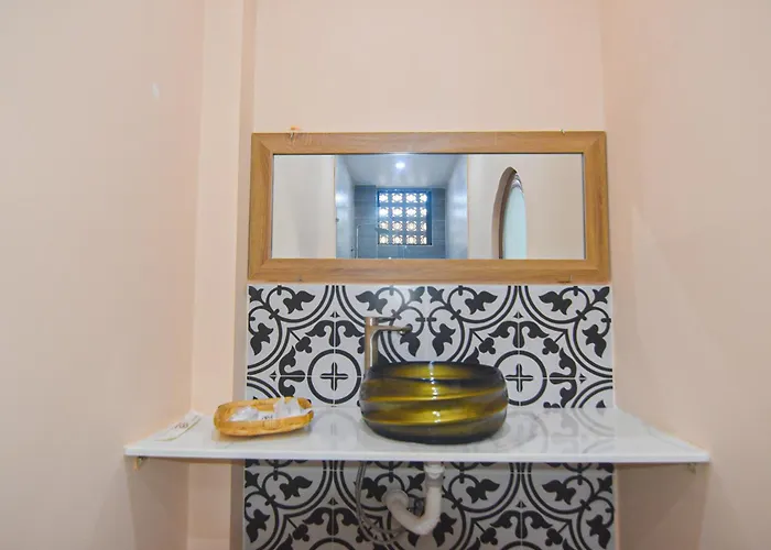 Khách sạn hẻo lánh Phú Mỹ *